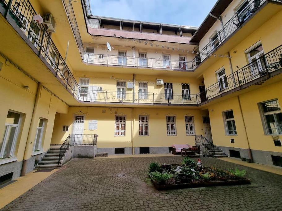 Vintage Apartman In City Center Miskolc Exterior photo