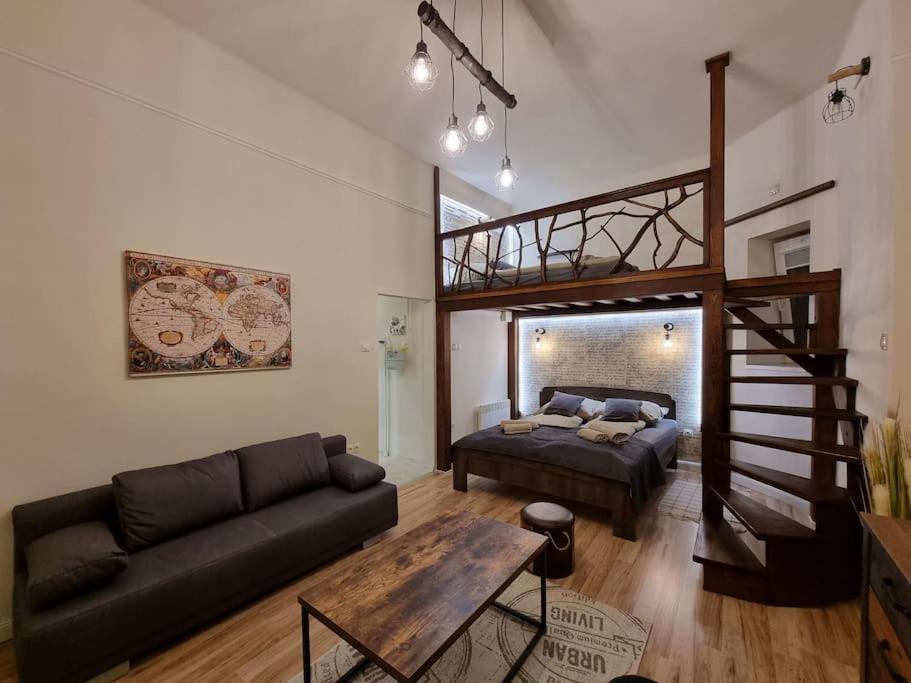 Vintage Apartman In City Center Miskolc Exterior photo