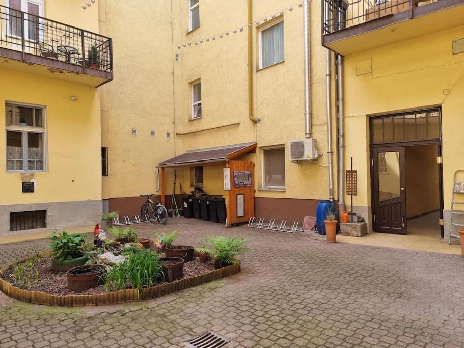 Vintage Apartman In City Center Miskolc Exterior photo