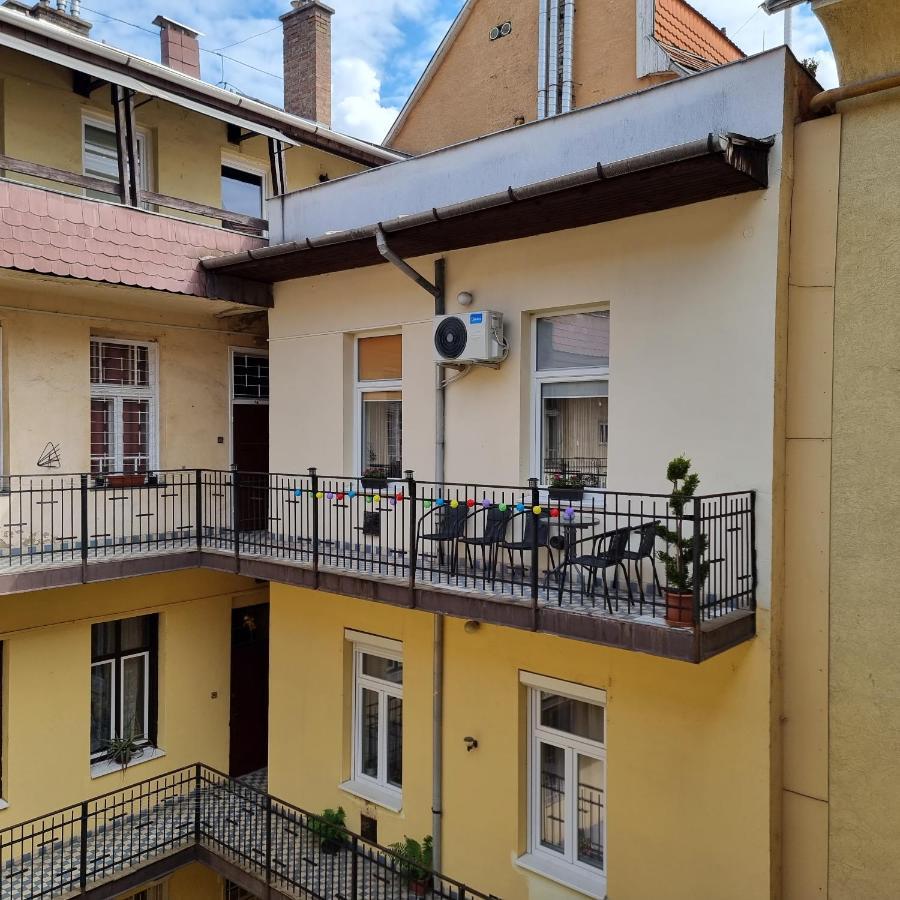 Vintage Apartman In City Center Miskolc Exterior photo